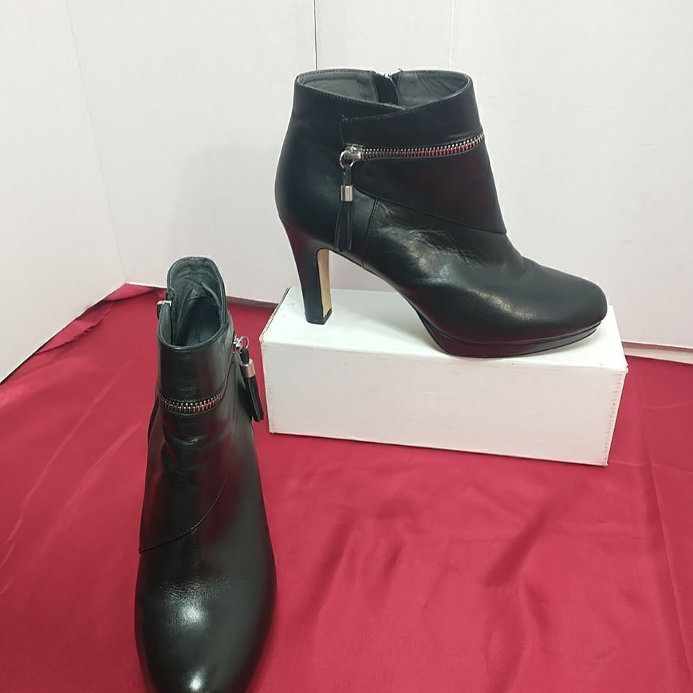 Adrienne Vittadini Womens Sz 10M Ankle Boots Black Leather Zip Tasseled.